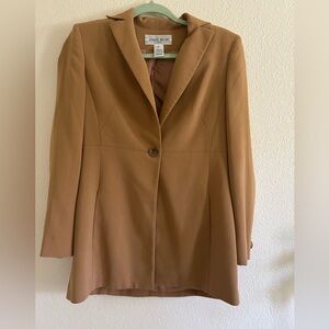 Jones wear Women's Cream Sleeveless Vest